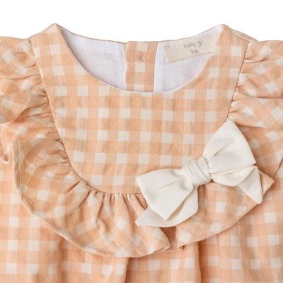 Vestido de bebé xadrez pêssego e branco com folhos e laço branco