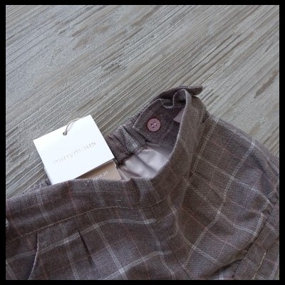 Calças de tecido xadrez castanho com etiqueta branca