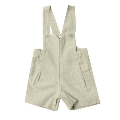 macacão curto bege com riscas finas para bebé