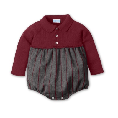 Body de bebé em malha vermelha e tecido cinza com riscas vermelhas