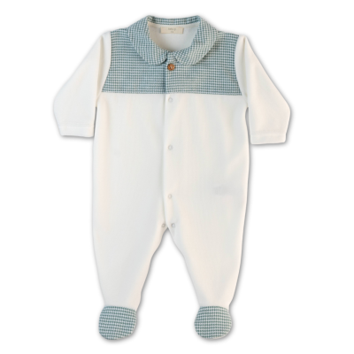 Pijama de bebé branco com detalhes em padrão quadrícula azul e branca e botão de madeira