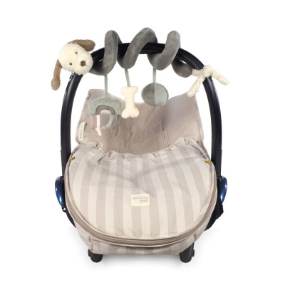 cadeira de bebé com brinquedos pendurados e padrão às riscas bege