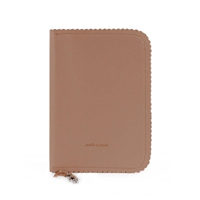 Estojo ou agenda bege com fecho de zíper e texto 'polda a polda'