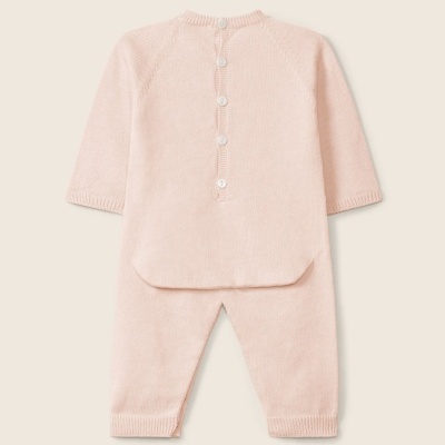Conjunto de bebé rosa claro com botões na parte traseira