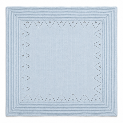 Manta quadrada azul clara com bordas texturizadas e detalhes triangulares