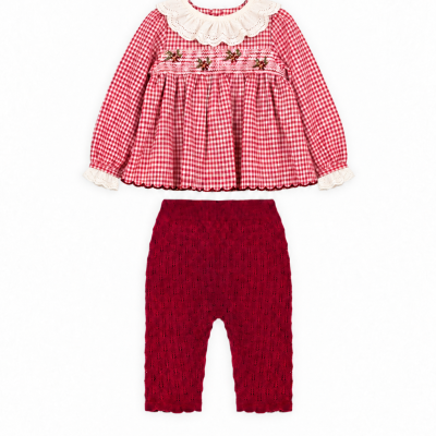 Conjunto de roupa bebé com camisa xadrez vermelha e branca e calças vermelhas de malha.