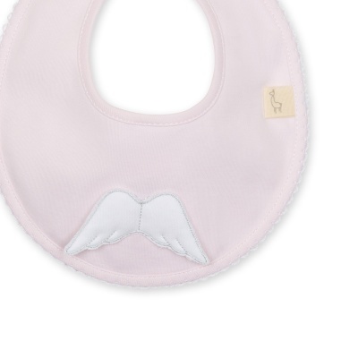 Babete cor de rosa com asas brancas e etiqueta de girafa