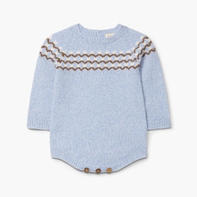 Camisola de bebé azul clara com detalhes castanhos e brancos e botões de madeira.