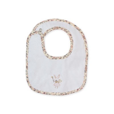 Babete branco com bordas floridas e bordado de coelho