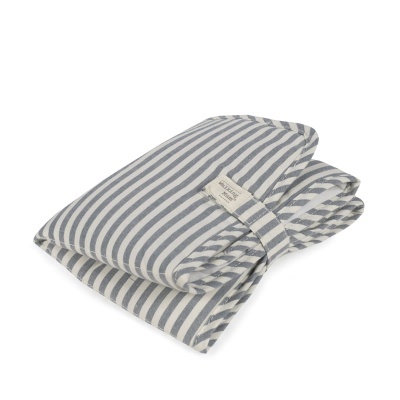Cobertor ou manta riscada cinza e branco com etiqueta Walking Mum