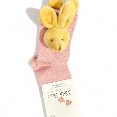 Meia rosa com coelho amarelo felpudo e etiqueta