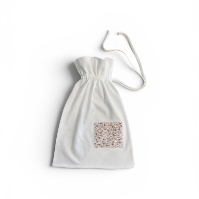 Saco branco com cordão e bolso floral