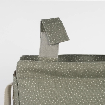 Bolsa ou cesta verde com pontos brancos e fecho de velcro