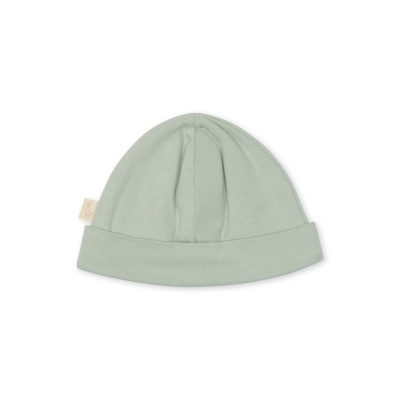 Gorro de tecido verde claro para bebé com aba dobrada.
