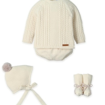 Conjunto de bebé branco em malha com camisola, gorro com pompom e botins.