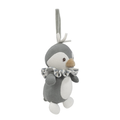Pelúcia de pinguim cinzenta e branca com gola xadrez e alça para pendurar