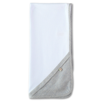 Toalha branca com borda cinza e botão prateado