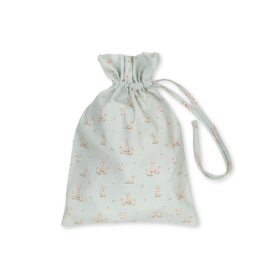 Saco de tecido azul claro com padrão de coelhos cor de rosa e cordão para fechamento