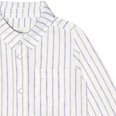 Camisa branca riscada com gola clássica e bolso frontal