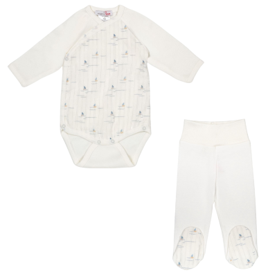 Conjunto de bebé branco com body e calças com padrão de pequenos barcos.