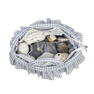 Mala de bebé com padrão de quadrados azul e branco com vários itens de bebé no interior