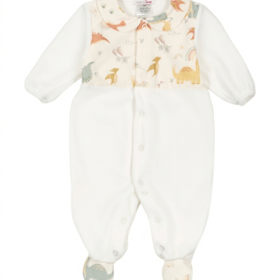Pijama branco para bebé com estampado de dinossauros coloridos na parte superior e pés.
