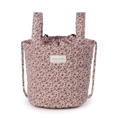 Saco para bebé floral rosa com alças largas e cordão de fecho.