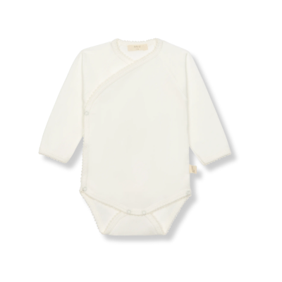 Body de bebé branco com botões de pressão e bainha decorativa