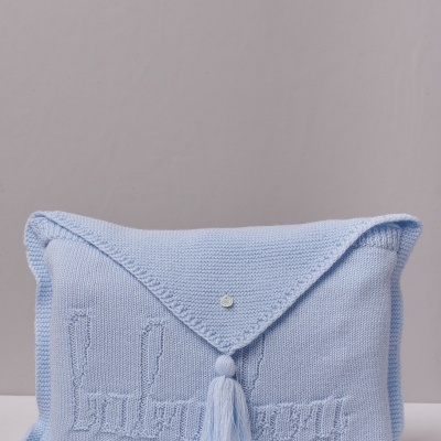 Bolsa de tecido azul claro com fecho em aba e tassel