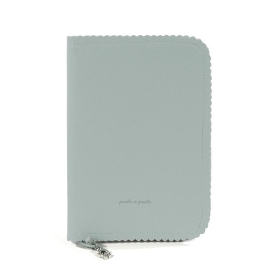 Estojo ou carteira azul cinzenta com bordas recortadas e fecho metálico