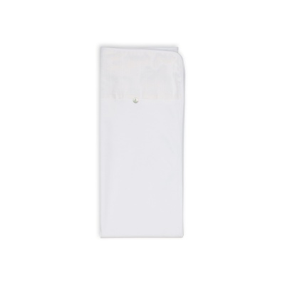 toalha branca dobrada com botão prateado e tecido perfurado