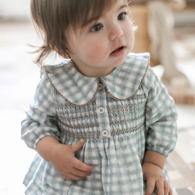 Vestido de bebé azul e branco com gola ampla e botões frontais
