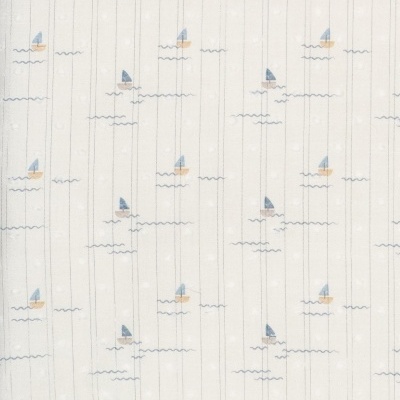 Tecido branco com padrão de barcos azuis e castanhos e linhas verticais