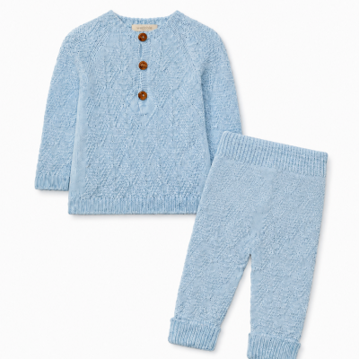 Conjunto de bebé azul claro em malha texturizada com camisola de botões e calças