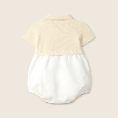 Body de bebé creme e branco, malha com gola e tecido com acabamento elástico