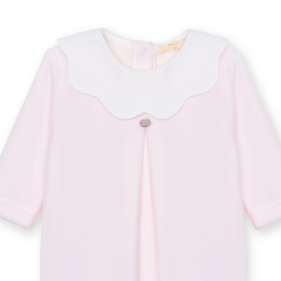 Camisola de bebé rosa com gola branca e botão