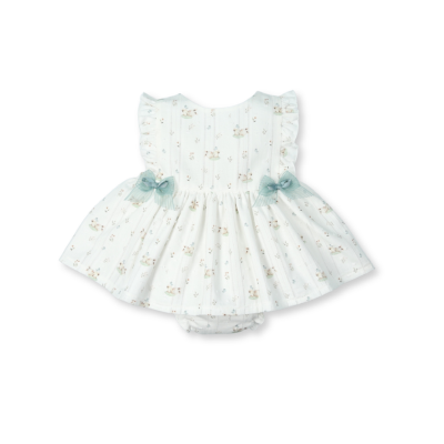 Vestido de bebé branco com padrão floral e coelhos e laços azuis