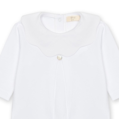 Body branco para bebé com gola redonda texturada e botão decorativo