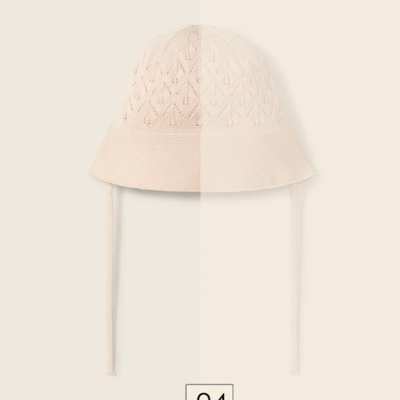 Chapéu de malha rosa claro com padrão trançado e tiras