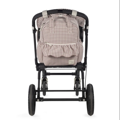 Carrinho de bebé com tecido xadrez bege e branco visto de trás