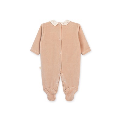 Pijama de bebé cor de rosa com gola branca estampada.