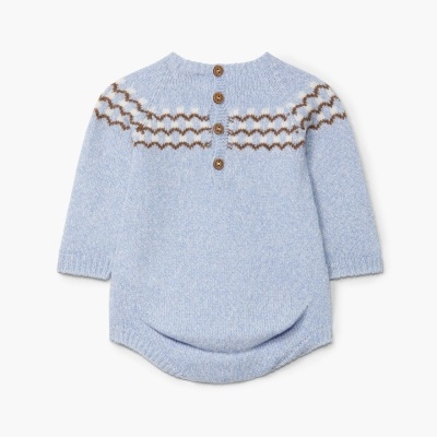 Body de bebé azul claro com padrão zig-zag castanho e branco e botões castanhos