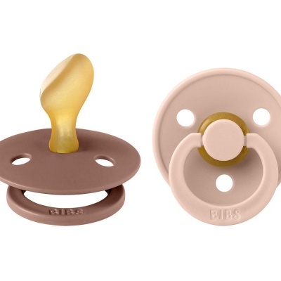 Duas chupetas BIBS castanha e rosa com detalhes e bico amarelo translúcido
