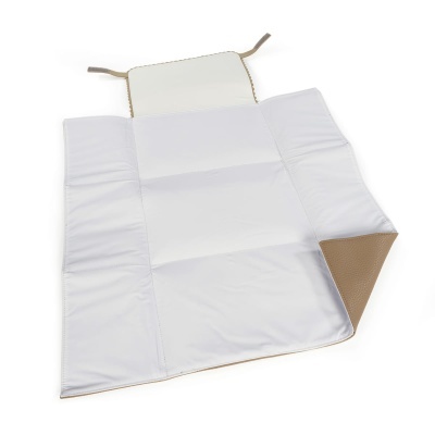 Trocador branco para bebé com detalhes castanhos