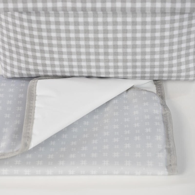 Cobertores azul claro e cinza com padrões de asteriscos e xadrez