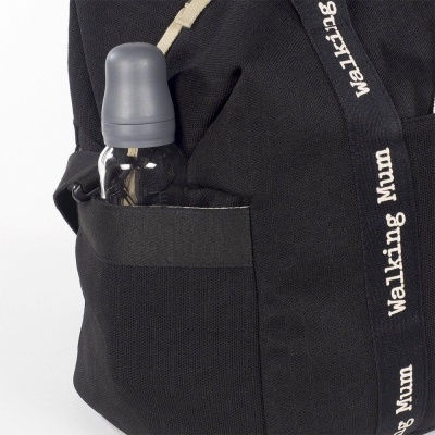 Mochila preta com biberão transparente e alças com texto Walking Mum