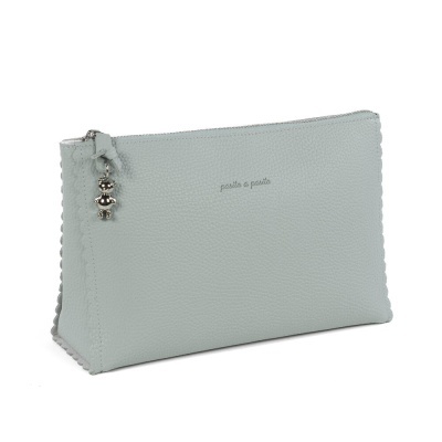 Necessaire azul claro com fecho e decoração metálica