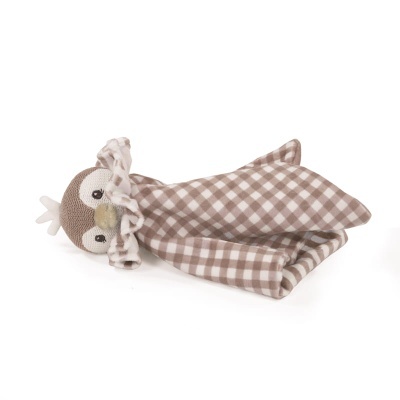 Doudou de peluche e tecido com cabeça de coruja castanha e branca, corpo padrão quadriculado bege e branco.