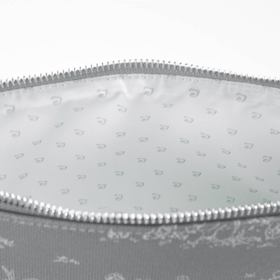 Bolsa cinzenta com fecho de correr aberto a mostrar interior branco com padrões verdes