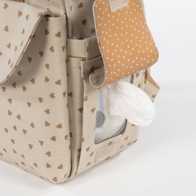 Bolsa bege com padrão de corações marrons e compartimento lateral para lenços